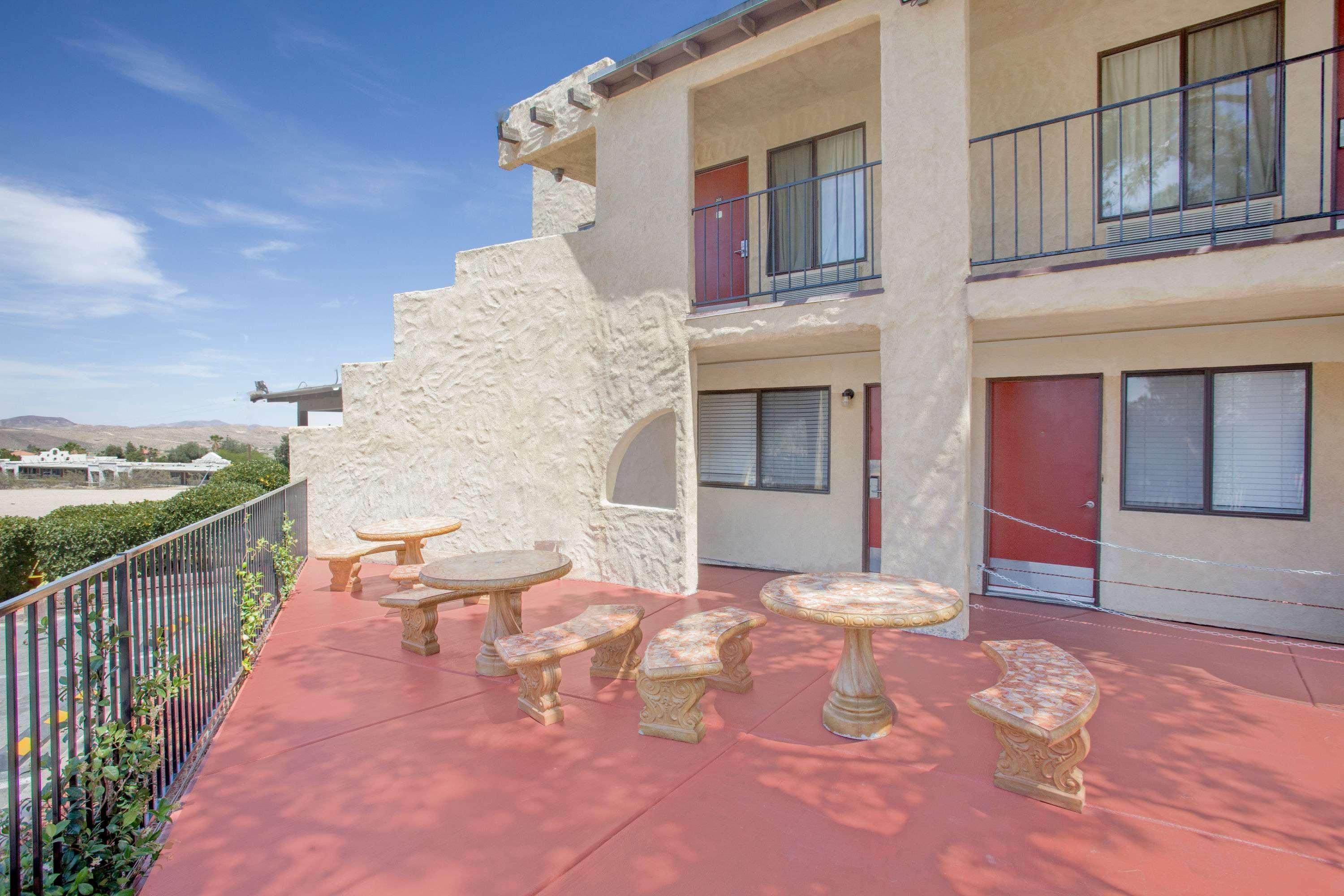 Super 8 By Wyndham Barstow Hotel Bagian luar foto