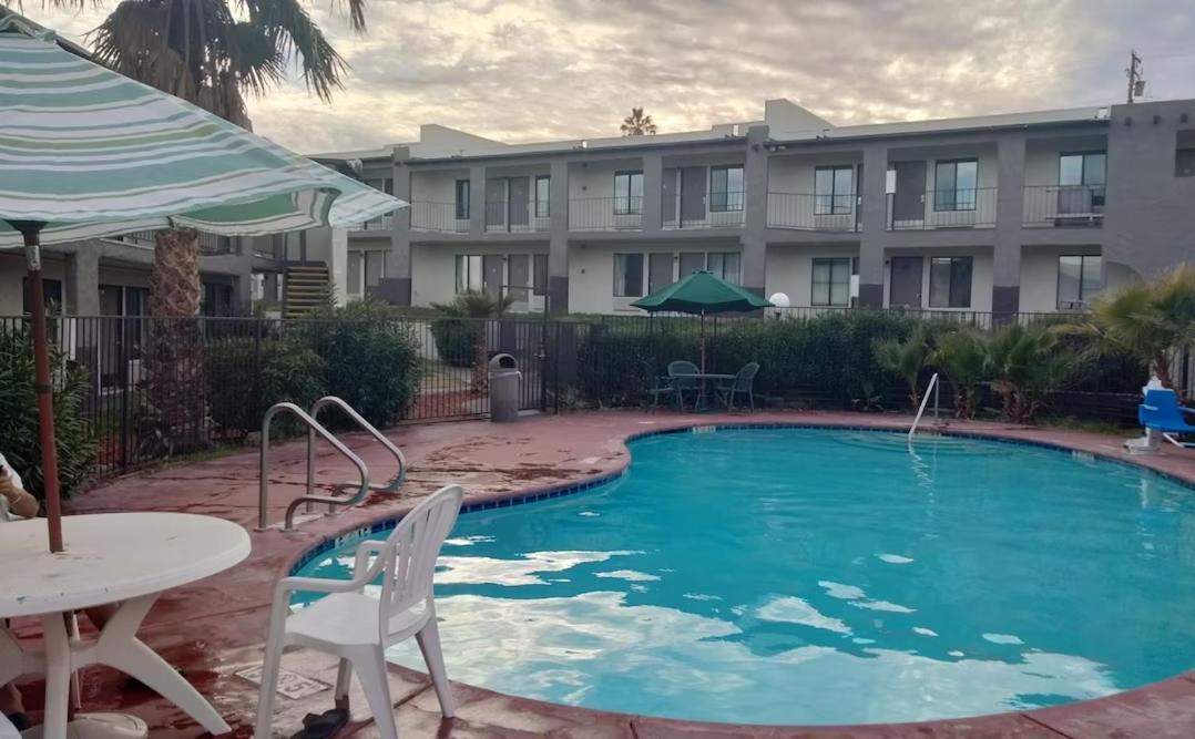 Super 8 By Wyndham Barstow Hotel Bagian luar foto