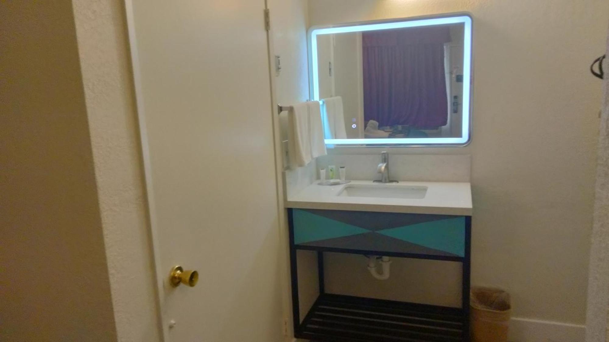 Super 8 By Wyndham Barstow Hotel Bagian luar foto